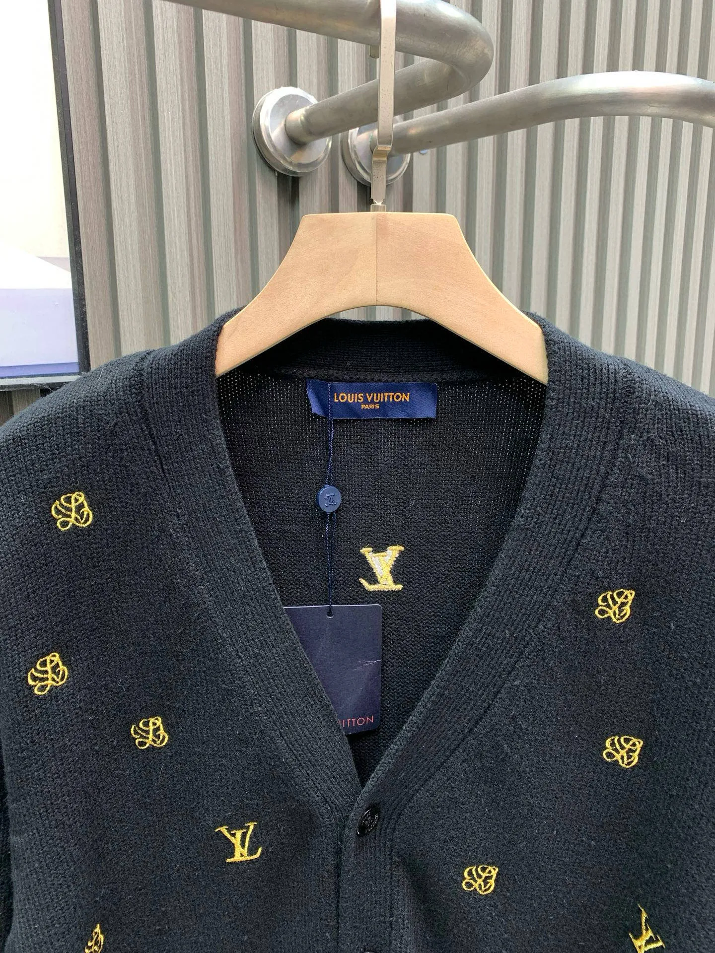 🅿️500 🀄️ Louis Vuitton 1*v25 new autumn and winter full-flower printed embroidered knitted jacket. Made of 50% sheep 🐏 velvet material, so it has natural softness and comfort. It also has good hygroscopicity and breathability. Matte needle-embroidered full-flower logo. The contrasting matte embroidery thread material is used for the version to best restore the same effect as the original version. The embroidery is very fine and dense. By controlling the direction and tightness of the embroidery thread, the embroidery thread forms exquisite embroidery on the embroidery cloth. Combined with encryption processing to increase the three-dimensional effect. Use water and detergent for cleaning during the general washing process. Make the clothes softer and cleaner through gentle scrubbing and rinsing. Customized buttons. Independently develop the Feidong series of square washing wheat. Three standards are complete.